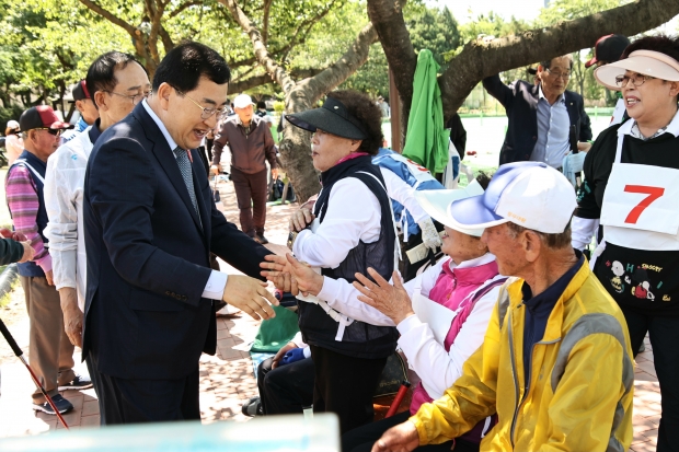 주낙영 시장이 경주시노인회장기 제6회 게이트볼 대회에 참석해 참가자들을 격려하고 있다.