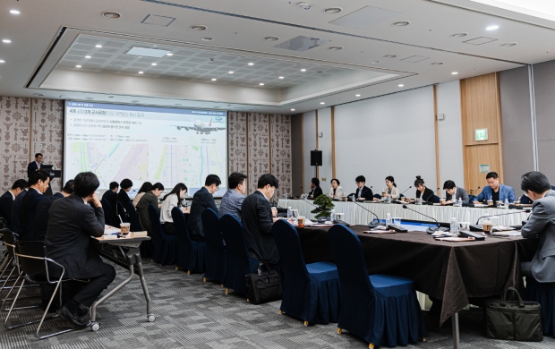 김성학 APEC경주유치추진단장이 지난달 20일 경주화백컨벤션센터에서 현장실사 브리핑을 하고 있다.