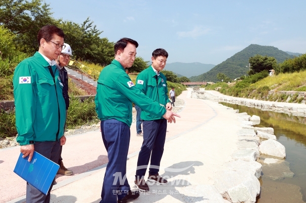박동식 사천시장이 지난 6월 10일 홍수 시 시민의 안전과 폭염 대비 현장 작업 근로자의 안전을 위해 삼천포천 생태하천 복원사업 현장을 방문했다. 복원사업은 와룡저수지 하류에서 동서금동 일원까지 연장 4.4km를 정비하는 사업으로 2025년 11월 준공을 목표로 사업을 추진하고 있다.
