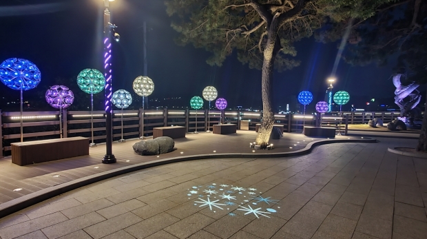 포항 구룡포공원 일원에 최근 설치된 야간 경관조명.
