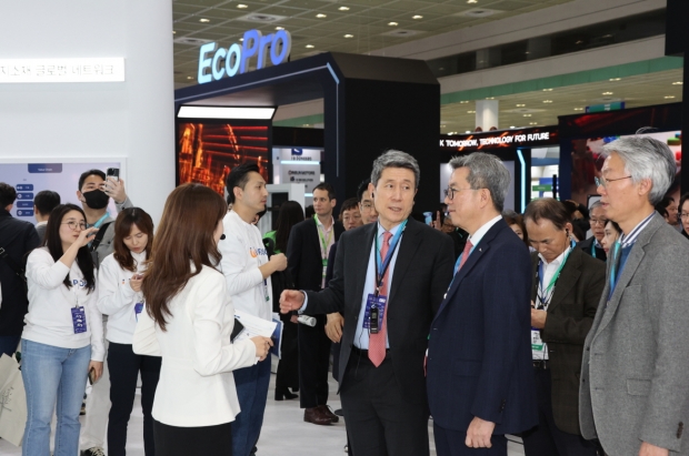 올해 3월 서울 코엑스에서 열린 국내 최대 이차전지 전시회인 '인터배터리 2024'를 방문한 이강덕 포항시장.