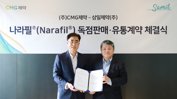 이주형 CMG제약 대표이사(왼쪽)와 김상진 삼일제약 사장(오른쪽) 계약 체결 후 기념사진을 촬영하고 있다