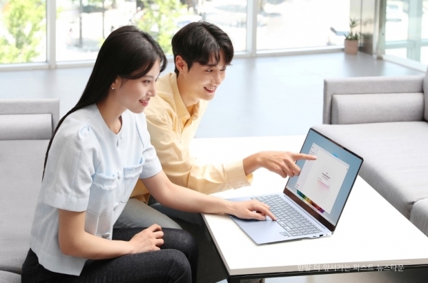 삼성전자 모델이 강력한 갤럭시 AI의 PC경험을 제공하는 ‘갤럭시 북4 엣지’를 체험하고 있다./ 사진=삼성전자