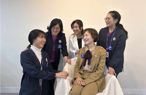 국내 휴머니튜드 전문교육자 5인 : 좌측부터 시계방향 ▶송보름달 인천광역치매센터 간호사, 윤세희 인천광역치매센터 사무국장, 신숙희 인천 제2시립노인치매요양병원 간호부장, 김혜신 인천광역치매센터 간호사, 김진옥 인천 제1시립노인치매요양병원 간호원장.