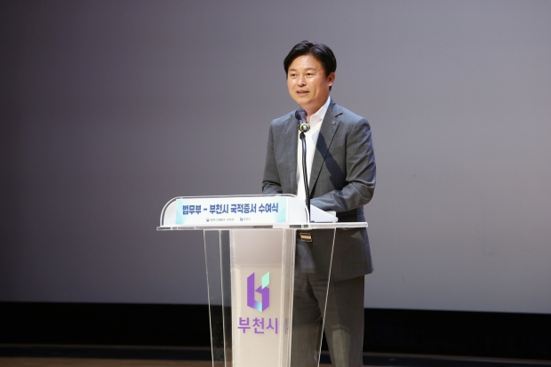 조용익 부천시장이 국적취득 한 104명 부천시민에게 축하인사를 전하고 있다.