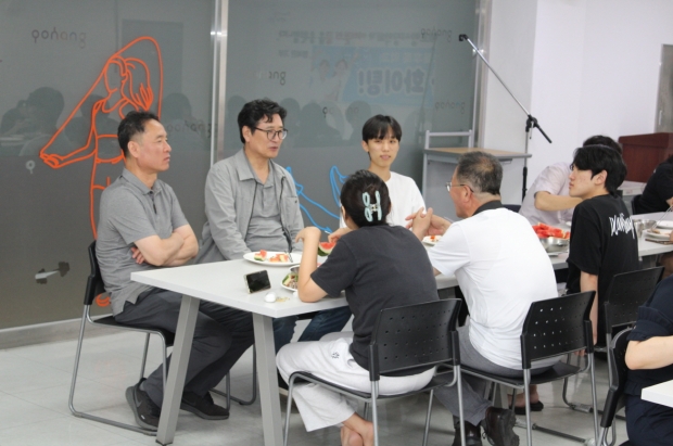 포항학사 학생들과 담소 중인 박종호 재경포항향우회장(왼쪽에서 두 번째)