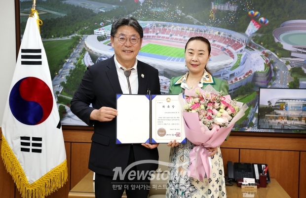 김해시가 6월 20일 중국과의 교류 활성화를 위해 란민 신아태문화예술협회장을 시 홍보대사로 위촉했다. 2026년 12월 31일까지 동아시아 문화도시 사업 홍보와 중국과의 우호 협력, 중국 관광객 유치 활성화 등 활동을 전개한다.  사진) 좌측부터 홍태용 김해시장, 란민 신아태문화예술협회장