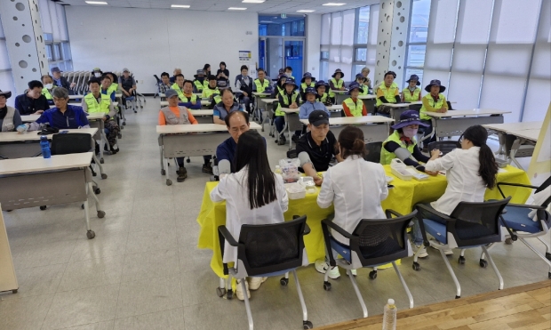 26일 형산강 수상레저타운 회의실에서 근로자들의 건강상태 점검하는 시간을 가졌다.