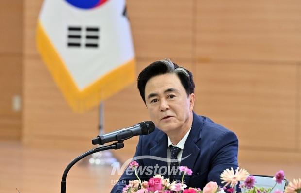 김태흠 충남도지사가  6월 27일 민선8기 3년차 시군 방문 5번째 일정으로 천안시를 방문한 가운데 언론인과의 간담회 자리에서 “그동안 각종 현안에 대해 박상돈 시장과 논의를 해왔다. 크게 걱정 안 하셔도 된다”고 말했다.