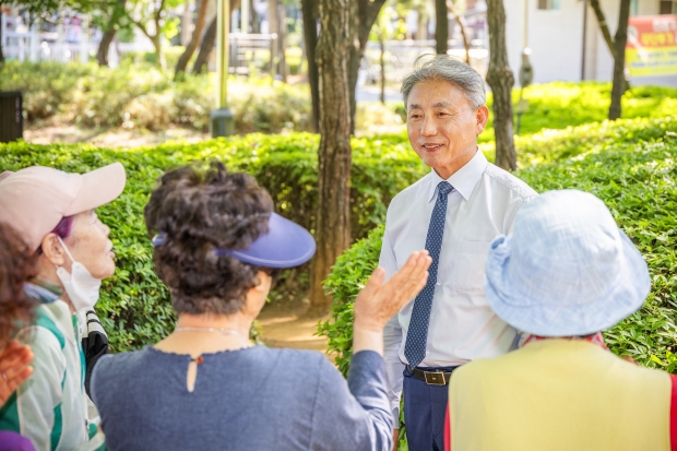 윤환 구청장이 민원현장을 찾아 현장 중심의 소통 행정을 펼치고 있다.