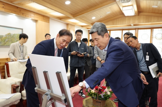 이강덕 포항시장이 28일 포항시청을 방문한 김동섭 한국석유공사 사장을 만나 동해 심해 가스전 개발 사업과 관련한 진행 상황에 대한 의견을 청취했다
