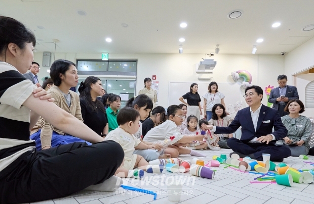 박경귀 아산시장 배방 꿈비채 아파트 돌봄 친화 공간 방문