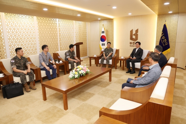 부천시는 지난 5일 ‘역곡천 철길 테마 산책로 조성사업’의 성공적 추진을 위해 국군수송사령부, 70정비대대와 상호협력 협약을 체결했다.