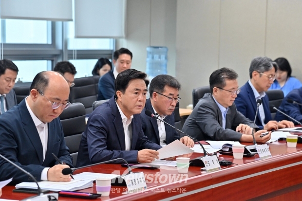 김태흠 충남도지사가 7월 8일 충남도청 중회의실에서 열린 제62차 실국원장회의에서 “아쉬운 점도 있지만 지난 2년은 많은 성과를 얻어내는 기간이었다”며 “후반기에도 대형 프로젝트는 물론, 도정 현안을 미리미리 잘 챙겨주시기 바란다”고 말했다.