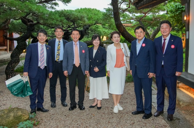 주낙영 경주시장과 김석기 국회의원, 이동협 경주시의장이 9일 오후 경주를 찾은 일본 한일우호의원연맹 의원들과 지역의 한 식당에서 기념촬영을 하고 있다