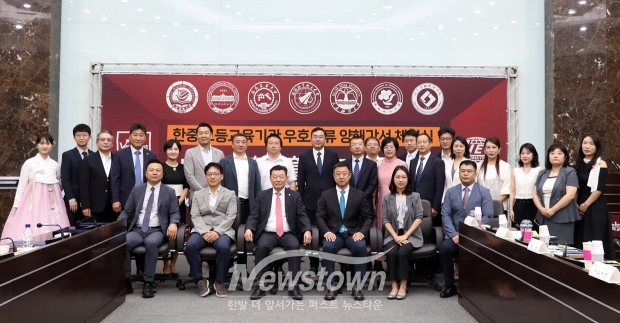 호서대학교가 지난 7월 10일 중국 랴오닝성에 있는 선양건축대학, 선양화공대학, 다롄해양대학, 랴오닝금융직업대학과 업무협약을 체결했다. 각 대학은 전문인력 상호교류, 공동연구, 교환학생제도 등 교육·연구협력에 상호 협력하기로 했다.