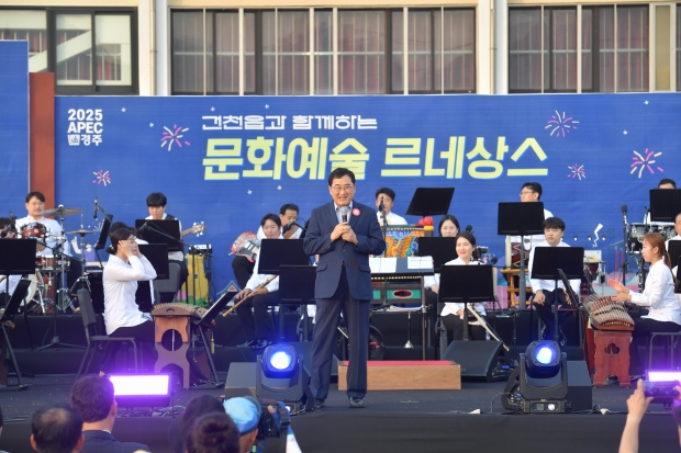 주낙영 시장이 지난 13일 건천초등학교 운동장에서 열린 문화예술 르네상스 행사에 참석해 인사말씀을 하고 있다.