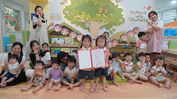 인천시사회서비스원 소속 계양해링턴어린이집은 지난 16일 세이브더칠드런 경인본부, 인천시피해장애아동쉼터와 아동학대예방 기부금 전달식을 열고 어린이집 아이들과 기념촬영을 하고 있다.