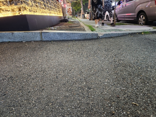 안전하게 보행해야할 인도의 턱, 이정도면 만취한 보행자나 병약한 시민들도 위험 할 것같아 보인다.