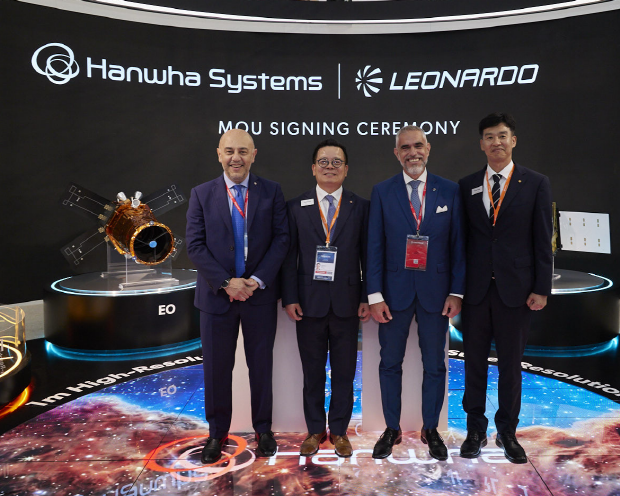 한화시스템과 레오나르도가 지난 22일 영국 판버러 국제 에어쇼 전시장에서 ‘공랭식(空冷式) AESA 레이다 공동 개발 업무협약(MOU)’를 체결했다. (왼쪽) 어성철 한화시스템 대표이사, 루카 피콜로(Luca Picollo) 레오나르도 항공사업부문 부사장