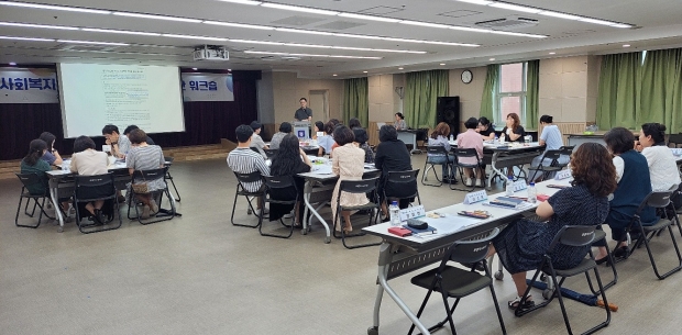 부천시 사회복지 담당 부서장과 팀장들이 복지사업 예산 절감안에 대해 토론하고 있다.