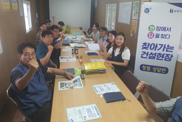 파이팅을 외치며 기념촬영하는 참여자들