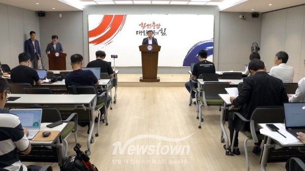 전형식 정무부지사가 7월 31일 충남도청 프레스센터에서 기자회견을 열고 “도는 청양 지천이 댐 후보지에 포함된 것에 깊은 환영의 뜻을 표한다”며 “댐 건설은 우리 지역의 물 자원 관리 및 안정적인 물 공급에 있어 획기적인 전환점이 될 것”이라고 말했다.