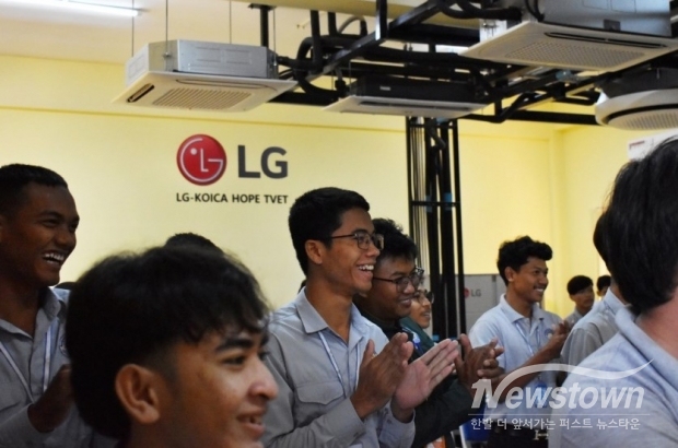 ‘캄보디아 LG-KOICA 희망직업훈련학교’ 재학생들이 졸업생들에게 축하의 박수를 보내는 모습./사진=LG전자 제공