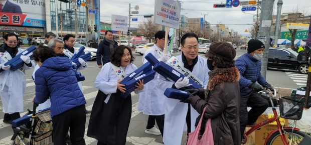 한국자유총연맹 올 3‧1절 맞이 태극기 나눠주기 행사