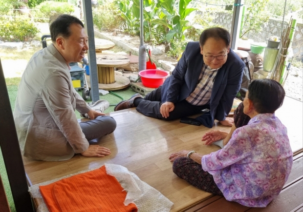 포항시는 14일 국가기념일인 ‘일본군 위안부 피해자 기림의 날’을 맞아 경북도 내 유일한 생존자인 97세 박 모 어르신을 방문했다