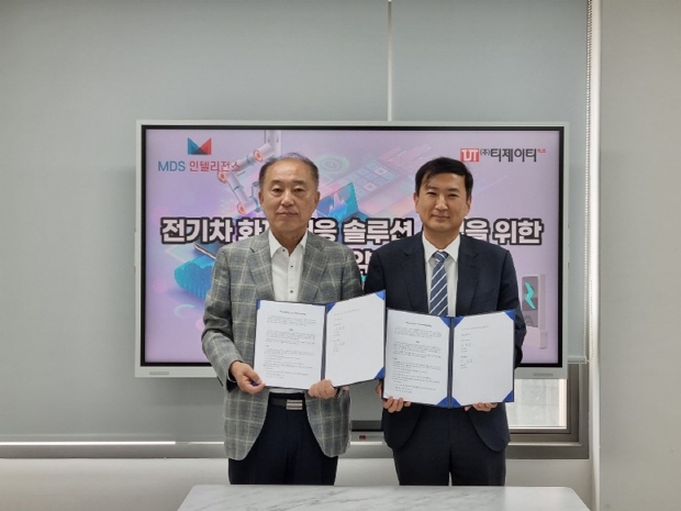 (좌측부터) 티제이티플러스 정상은 대표와 MDS인텔리전스 지창건 대표가 기념촬영을 하고 있다.