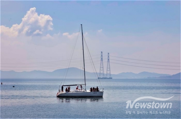 요트를 타고 시화호의 바람을 가르는 경험은 잊을 수 없는 추억이 될 것이다. /시흥시<br>