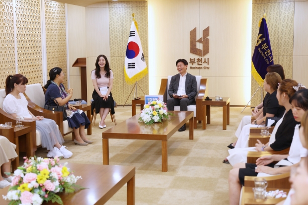 조용익 부천시장과 부천톡톡에 참여한 학부모 16명이 자녀 교육에 관해 격의 없이 대화하고 있다