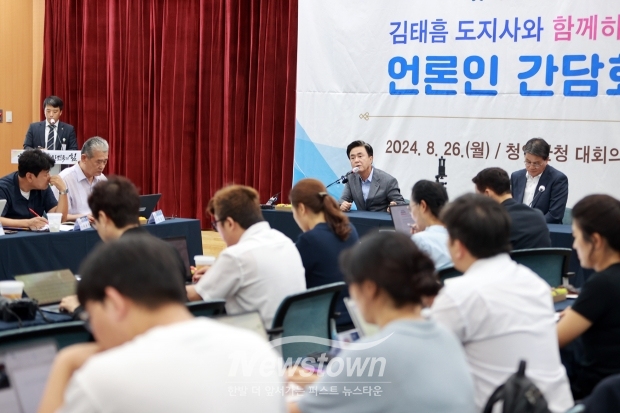 김태흠 충남도지사는 “수몰 지역 주민들에게 국가를 위해 헌신하고 희생하라고 이야기할 수 없다”며 “댐 건설 시 중앙정부안에 청양의 입장을 많이 담을 수 있도록 최선을 다하고, 국가가 못하는 부분은 충남이 ‘플러스 알파’로 채우겠다”고 말했다.