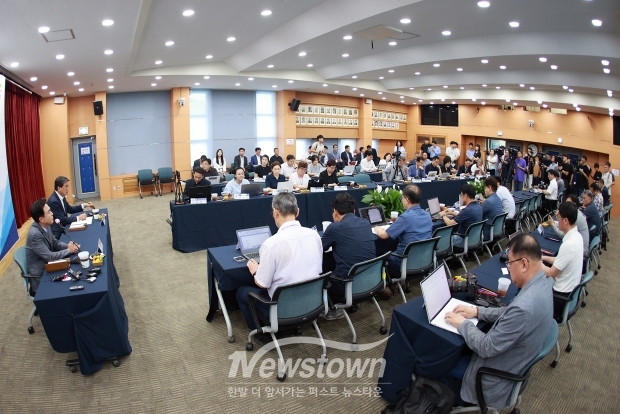 김태흠 충남도지사는 댐 건설 반대 의견에 대해 “두 번, 세 번 만나겠다. 실무 책임자들을 만나서 입장을 듣고 방안을 수립토록 노력하겠다”고 밝혔다.
