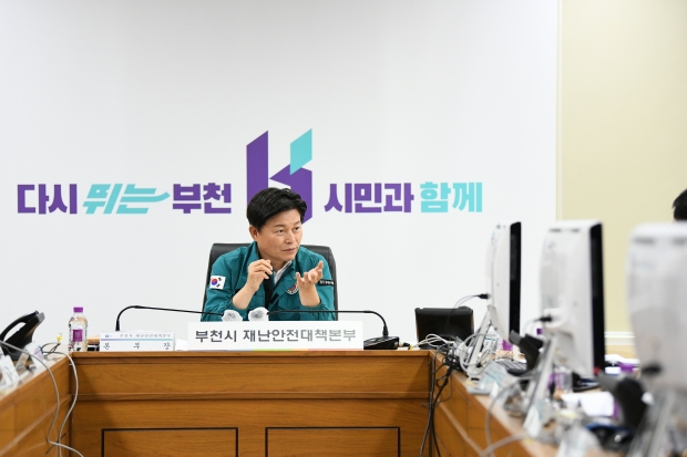 조용익 부천시장이 26일 열린 ‘부천시 재난안전대책본부 6차 회의’에서 피해자와 유가족의 안정적인 일상생활 복귀를 위해서도 최선을 다할 것을 당부했다.