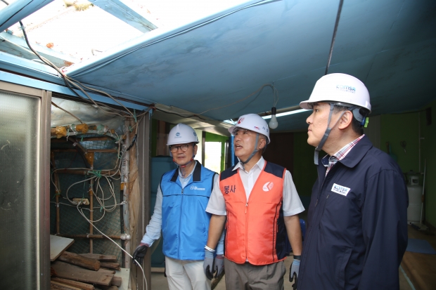 원산도의 한 취약가구에 방문한 세 기관장들이 LED조명등 교체공사 현장을 살펴보고 있다.