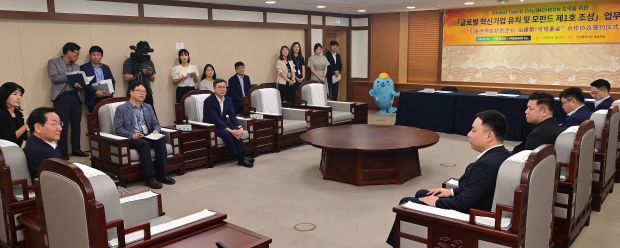 유정복 인천광역시장이 28일 시청 대접견실에서 열린 '글로벌 혁신기업 유치 및 모펀드 제1호 조성 업무 협약식'에서 웬 차오준(Wen Chaojun) ㈜하다 대표이사, 시에 차오펑(Xie Chaofeng) ㈜프리먼 대표이사 등 참석자들과 협력방안 등을 논의하고 있다.