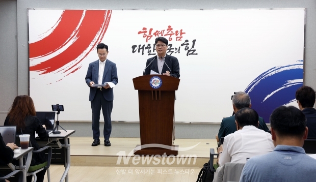 충청남도 신동헌 자치안전실장과 이덕민 농림축산국장이 8월 29일 도청 프레스센터에서 기자회견을 열고 “국비 3240억 원 중 385억 원은 특별재난지역 선포, 1567억 원은 개선복구사업(8지구) 선정에 따른 추가 확보금액”이라며 “공공시설 등 복구는 내년 우기 전까지 신속히 추진할 것”이라고 말했다.