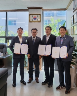 왼쪽부터 임춘원 인천시의원, 김영범 회장, 전유형 남동구의원, 전용호 남동구의원