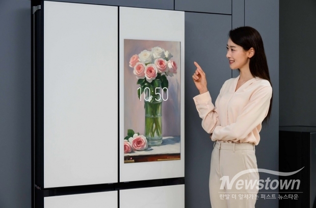 삼성전자 모델이 ‘비스포크 AI 패밀리허브’ 냉장고의 ‘생성형 배경 화면’을 소개하고 있다./ 사진=삼성전자 제공