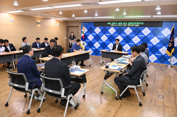 R＆D기관 대표들과 특화산업 발전방안에 대해 논의하고 있다.