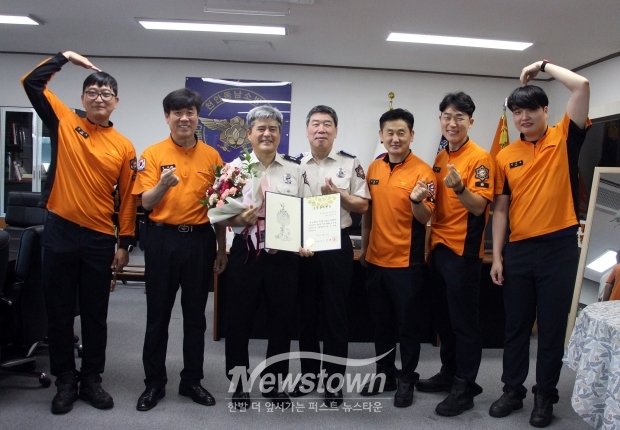 천안동남소방서가 9월 5일 제50회 충청남도 모범공무원으로 선발된 현장대응단 김인수 팀장에게 증서를 수여했다.