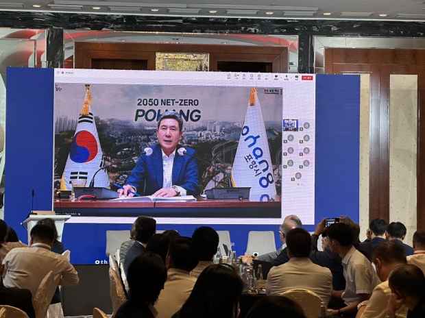 중국 심천에서 개최된 ‘유엔기후변화 글로벌혁신허브 제8회 시스테믹혁신워크숍(UGIH S.I.W.)’ 참석자들이 이강덕 포항시장의 기조연설 영상을 경청하고 있다