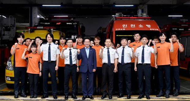 유정복 인천광역시장이 12일 중부소방서를 방문해 유공자 표창을 수여하고 직원들을 격려하고 있다.