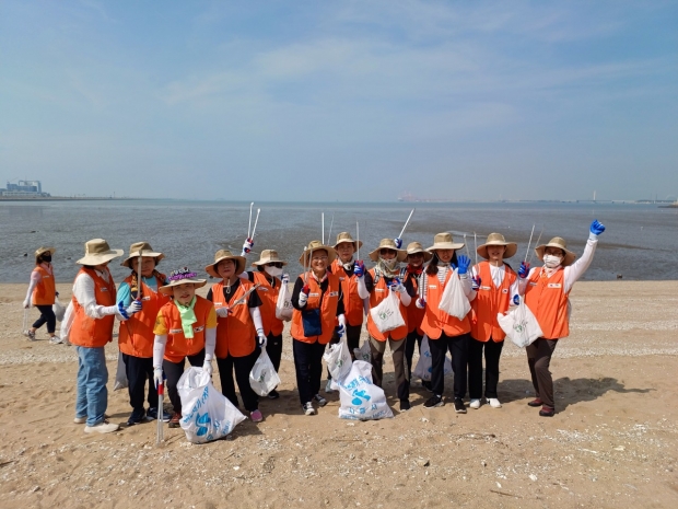 부천자원봉사자들이 해안가에서 쓰레기를 줍고 있다
