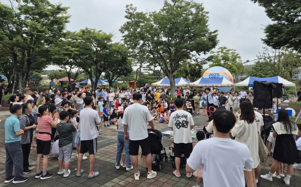 추석 연휴기간 동궁원에서 버블쇼를 진행하고 있다