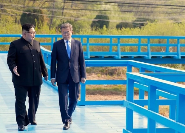 김정은은 “북남수뇌가 역사적인 공동선언들을 발표하고, 온 민족에게 앞날에 대한 희망을 안겨준 것을 회고하며, 임기 마지막까지 민족의 대의를 위해 마음 써 온 문재인 대통령의 고뇌와 노고에 대해 높이 평가했다”고 KCNA가 전했다. / 사진은 2018년 남북 정상회담 때 판문점에서. 사진 : 청와대