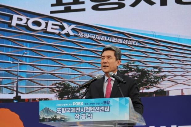 지난 7월 열린 포엑스 착공식에서 기념사를 하고 있는 이강덕 포항시장