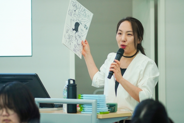 조혜승 크리에이티브섬 대표가 웹툰 제작 과정에 대해 강의하고 있다.